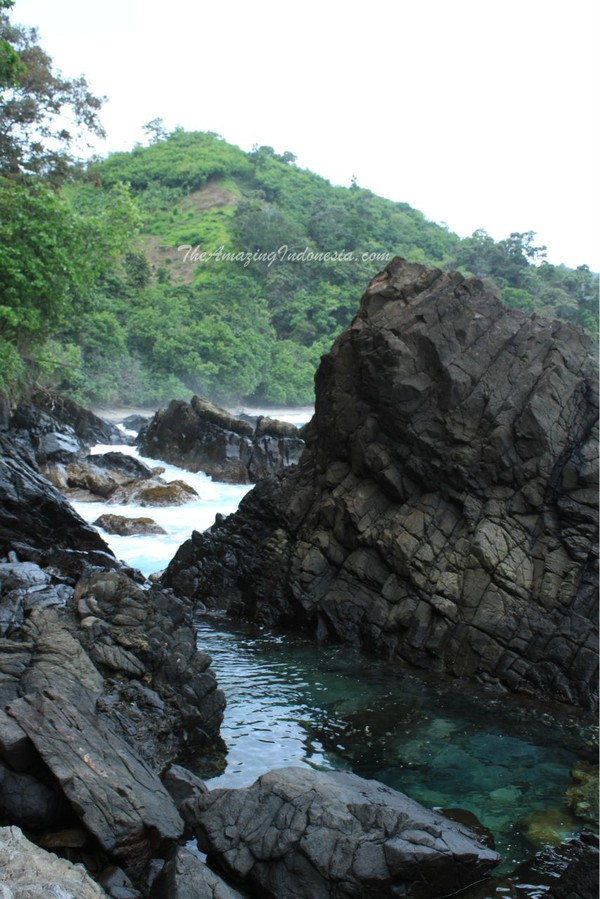 Segarnya Basah Basahan Di Kolam Alami Pantai Laguna Lampung