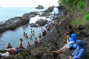 Segarnya Basah-basahan di Kolam Alami, Pantai Laguna Lampung