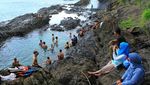 Segarnya Basah-basahan di Kolam Alami, Pantai Laguna Lampung