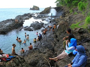 Segarnya Basah-basahan di Kolam Alami, Pantai Laguna Lampung