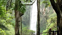 Pesona Air Terjun Tawangmangu (Dhianna Puspitasari - dTraveler)