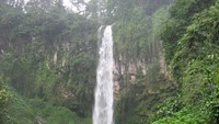Sejuknya Air Terjun Tawangmangu (kresnabayutour.com)