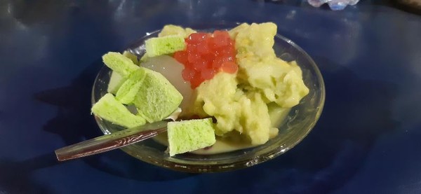 Untuk es puter durian akan ditambahkan daging durian yang cukup tebal