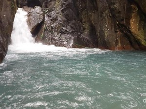 Segarnya Main Basah-basahan di Curug Leuwi Hejo Bogor