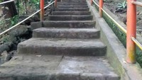 Beberapa puluh tangga yang menyambut kita untuk mencapai kolam