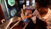 Hendrika memraktekkan proses memanaskan coklat sebelum dicetak.