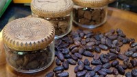 Biji coklat yang digunakan adalah biji coklat organik, saat ini didapat dari Bali.