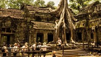 Perlu kesabaran untuk antre foto ria di depan Angkor Thom. Sebagai tempat shoting film Tomb Raider.