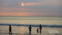 Pantai Palangpang salah satu spot terbaik untuk menyaksikan sunset terbaik di kawasan Ciletuh