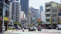 Holy Chatedral diantara gedung gedung tinggi