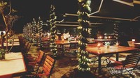 Menimati suasana malam dan pemandangan Kota Bandung dari kafe di Dago Pakar.