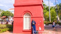 Berfoto dengan latar belakang menara jam Tan Beng Swee (clock tower)