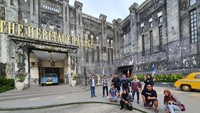 Di depan Gedung The Heritage Palace