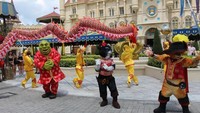Tokoh kartun yang muncul di sekitar Universal Studios dengan kostum dan gerak tari yang menarik