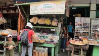 Penjaja oleh-oleh makanan khas China di Pasar Lama