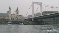 Berkeliling Budapest sore hari dengan Cruise sangat menyenangkan.