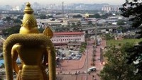 Dari atas mulut gua di kuil Batu Caves