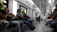 Suasana di dalam Komuter KTM menuju Batu Caves
