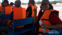Perahu motor yang digunakan pengunjung menelusuri sungai Riak dan Mekong.