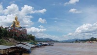 Pemandangan di sisi Thailand dengan landmark patung Buddha raksasa.