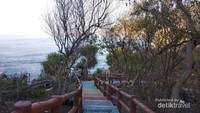 Pantai Papuma dilihat dari ketinggian Gardu Pandang Siti Hinggil. Pantai Ini berombak cukup tinggi dan menghadap ke Samudera Hindia