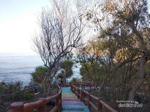 Sejenak Hilangkan Penat di Pantai Tanjung Papuma