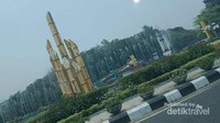 Tugu Digulis yang dikelilingi air mancur.