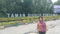 Foto narsis di depan Taman Digulis Pontianak.
