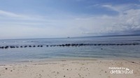 Berenang di air laut nan jernih salah satu aktivitas yang menyenangkan di pulau Angso Duo, Pariaman, Sumatera Barat
