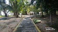 Jalur pejalan kaki yang tersedia di pulau Angso Duo yang mengelilingi pulau agar pengunjung tidak tersesat saat menelusuri pulau.
