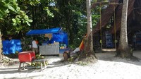 Salah satu pondok makanan yang tersedia di pulau Angso Duo, pariaman, Sumatera Barat. Untuk kawasan wisata, harga makanannya terbilang cukup ramah di kantong. Untuk kelapa utuh di banderol IDR 12.000,- / buah