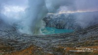 Kawah Ijen yang berwarna hijau toska ini adalah kawah asam terbesar di dunia.