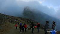 Para traveler di tepi Kawah Ijen.