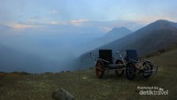 Troli yang bisa kita sewa jika tidak sanggup trekking.