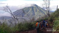 Pemandangan yang tampak saat turun dari Gunung Ijen. Cantik ya.