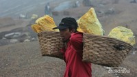 Penambang belerang. Para penambang ini sanggup memikul 60-90 kg belerang untuk sekali pendakian lho.