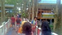 Suasana Hutan Kota yang berdekatan dengan pusat perkantoran pemerintah Kabupaten Bacan sangatlah sejuk dan rindang juga instagramable banget lah.