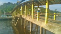 Jembatan Batu Bacan yang melintasi muara sungai. jangan lewatkan kesempatan berkunjung di jembatan satu-satunya di dunia yang terbuat dari bahan batu permata Bacan.