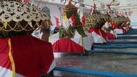 Gunungan berupa hasil bumi yang disiapkan (Muchus Budi R./detikFoto)