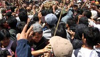 iSuasana yang ramai saat merebutkan gunungan (Muchus Budi R./detikFoto)