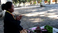 Seorang abdi dalem yang menyiapkan sesaji (Muchus Budi R./detikFoto)
