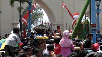 Suasana saat gunungan diarak (Muchus Budi R./detikFoto)