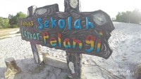 Papan sekolah laskar pelangi
