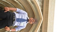 Berpose di Masjid Besi