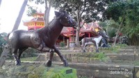 Sisi kiri (timur) kelenteng dengan barisan beberapa shio.