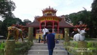 Sejumlah wisatawan mendatangi kelenteng ini.