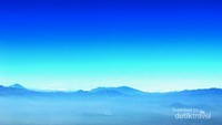 Rangkaian perbukitan yang diselimuti kabut pagi