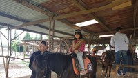 Menunggang kuda dengan kostum Indian di DRanch Bandung