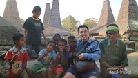Bersenda gurau di Rumah Adat Ratenggaro
