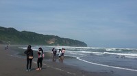 Tebing di sisi pantai yang jadi spot poto kece